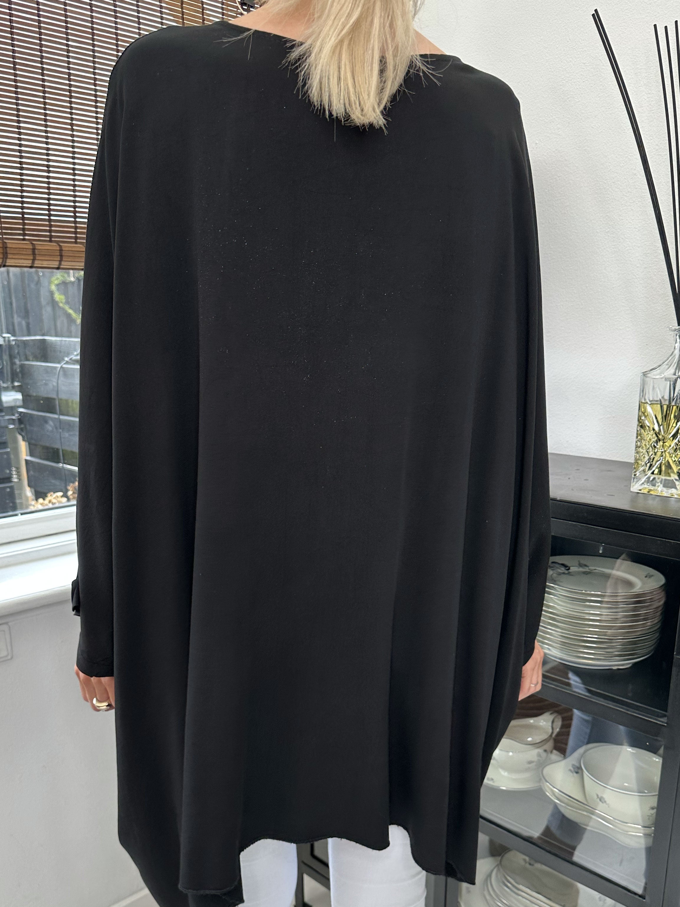 Flavia - T-shirt med silvertryck och fladdermusärmar